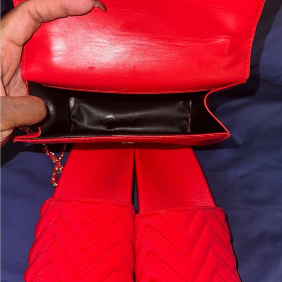 Red crossbody and matching stacked slides - Picture 3 of 4